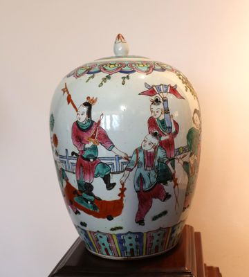 un vase orné d'une peinture, posé sur un socle en bois