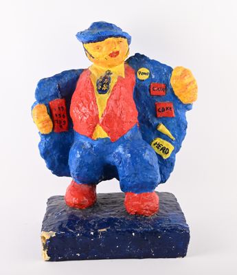 une figurine représentant un homme vêtu d'une veste bleue et d'un gilet rouge