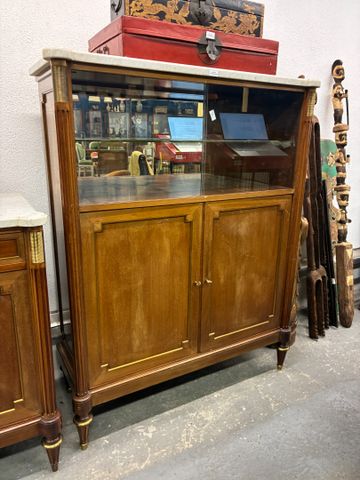 Buffet vitrine de style Louis XVI en acajou avec ornement métalli