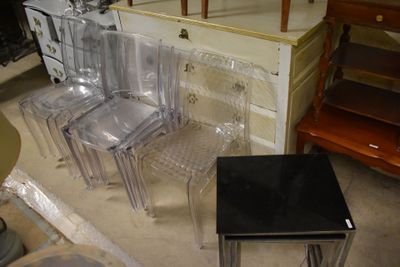 beaucoup de chaises et de tables en plastique dans une pièce