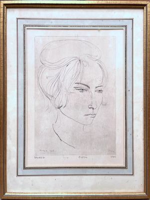 On voit le dessin du visage d'une femme dans un cadre doré