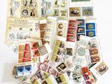 de nombreux types de timbres sur la table