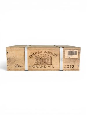 un gros plan d'une boîte de vin sur fond blanc