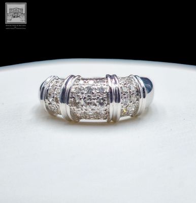 Bague en or blanc 750°/.(18K), ornée de diamants taille mode…