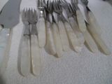 beaucoup de fourchettes et de couteaux posés sur une table