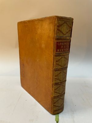 un vieux livre posé sur une table blanche