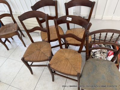 several chairs are lined up in a row on a tiled floor