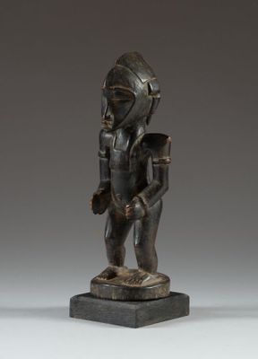 l'image d'une statue d'un homme avec un chapeau sur la tête