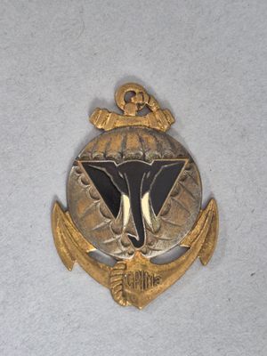 un insigne doré et noir sur un fond blanc