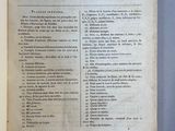 un livre ouvert posé sur une table, sur fond bleu