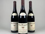 trois bouteilles de vin rouge posées sur une table