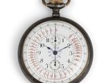 gros plan d'une montre de poche sur fond blanc