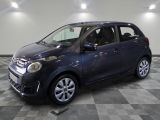 la photo d'une petite voiture garée dans un garage