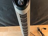 un ventilateur posé sur une table en bois