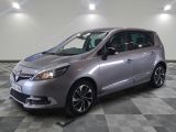 la voiture argentée est garée sur un sol en damier dans le garage