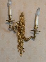 PAIRE D'APPLIQUES en bronze doré à deux lumières, le fût orn…