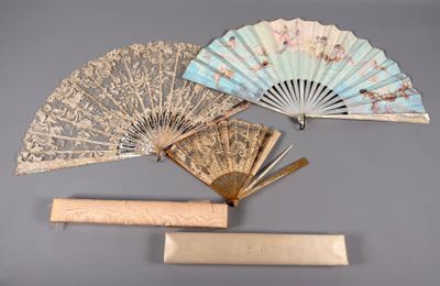 quatre types de ventilateurs différents posés sur une surface grise