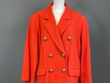 un manteau rouge sur un mannequin, un mannequin, un mannequin, un mannequin, un mannequin, un mannequin, un mannequin, un mannequin, un mannequin
