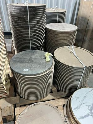 de nombreuses piles d'assiettes sur une palette dans un entrepôt