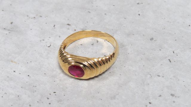 Bague en or jaune 750 millièmes ornée au centre d'un rubis traité...