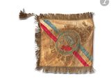 un vieux drapeau orné d'un motif rouge, blanc et bleu