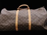 une image d'un sac Louis Vuitton sur fond noir