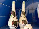 trois vases posés sur une étagère dans un coin de la pièce
