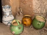 trois vases posés par terre les uns à côté des autres