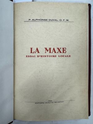 un livre ouvert posé sur une table blanche