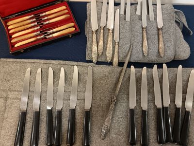 Lot de couteaux manche corne et résine noire, 5 grands coute…