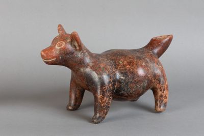 figurine de chat en argile sur fond gris