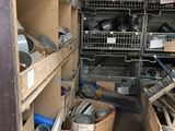 une pièce remplie d'une multitude d'objets métalliques