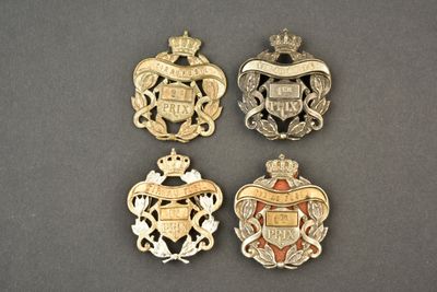 quatre emblèmes de la famille royale, dont une couronne, un bouclier et un bouclier