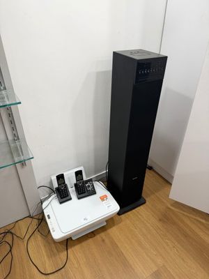 une photo d'un système home cinéma dans une pièce