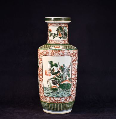 un vase orné d'une peinture, posé sur une surface noire