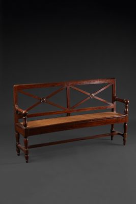 BANQUETTE DE BILLARD cannée, de forme rectangulaire, en acaj…