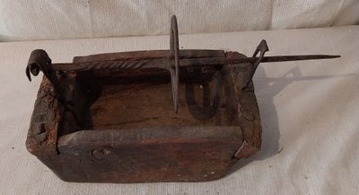 une petite boîte en bois contenant une paire de ciseaux