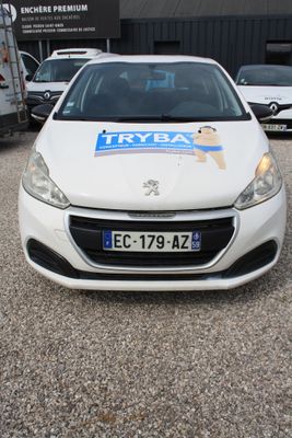 une voiture blanche sur laquelle est collé un autocollant à l'avant