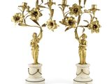 paire de chandeliers anciens en laiton ornés de fleurs, sur des socles en marbre