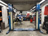 une photo d'un garage avec de nombreux pneus posés à même le sol