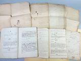 plusieurs vieux papiers sont empilés sur une table