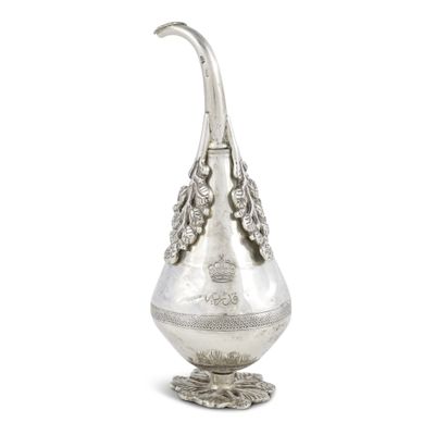 un vase en argent richement décoré, surmonté d'un oiseau