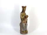 statue d'une femme tenant un bébé dans ses bras
