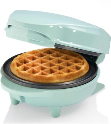 un gaufrier avec une gaufre à l'intérieur