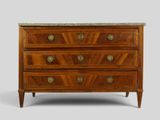 une commode ancienne avec dessus en marbre