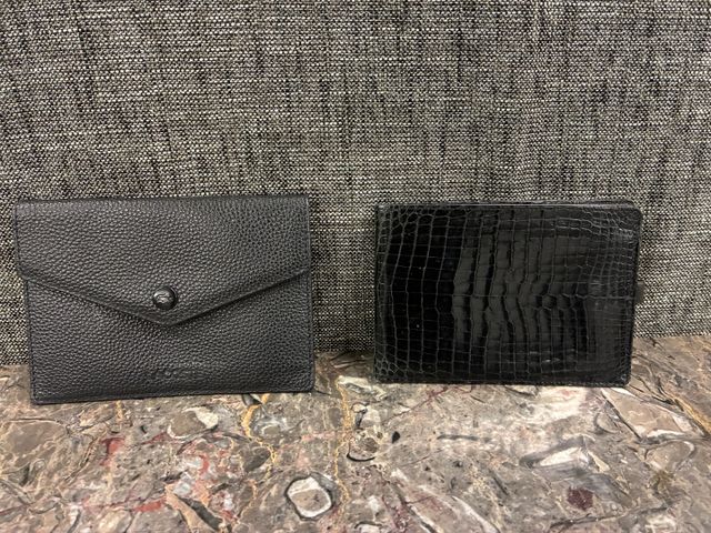 Portefeuille/Porte-carte en croco noir et un porte-monnaie cuir g...