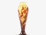 un vase orné d'un motif marron et blanc