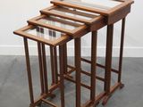lot de trois tables gigognes avec plateaux en verre
