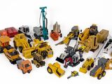 de nombreux jouets de construction posés sur une surface blanche