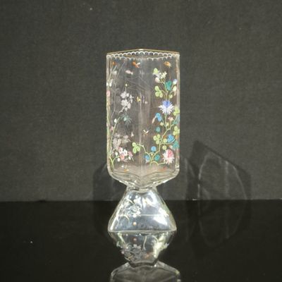 un vase en verre posé sur une table